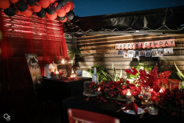 Tầng trệt — setup SKY MOMENT 1 RED, bóng bay đỏ về đêm
