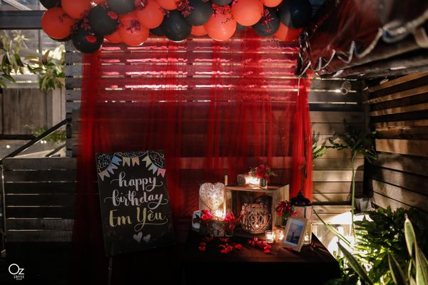 Tầng trệt — setup SKY MOMENT 1 RED, vòng hoa HAPPY BIRTHDAY