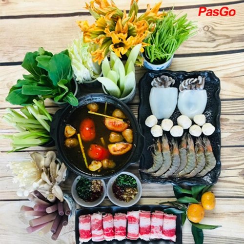 황색 조명 아래 따뜻한 실내