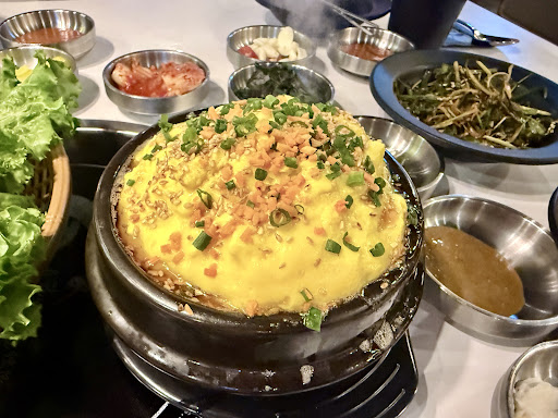 팔색 구이 쟁반: 소고기, 삼겹살과 양념 고기