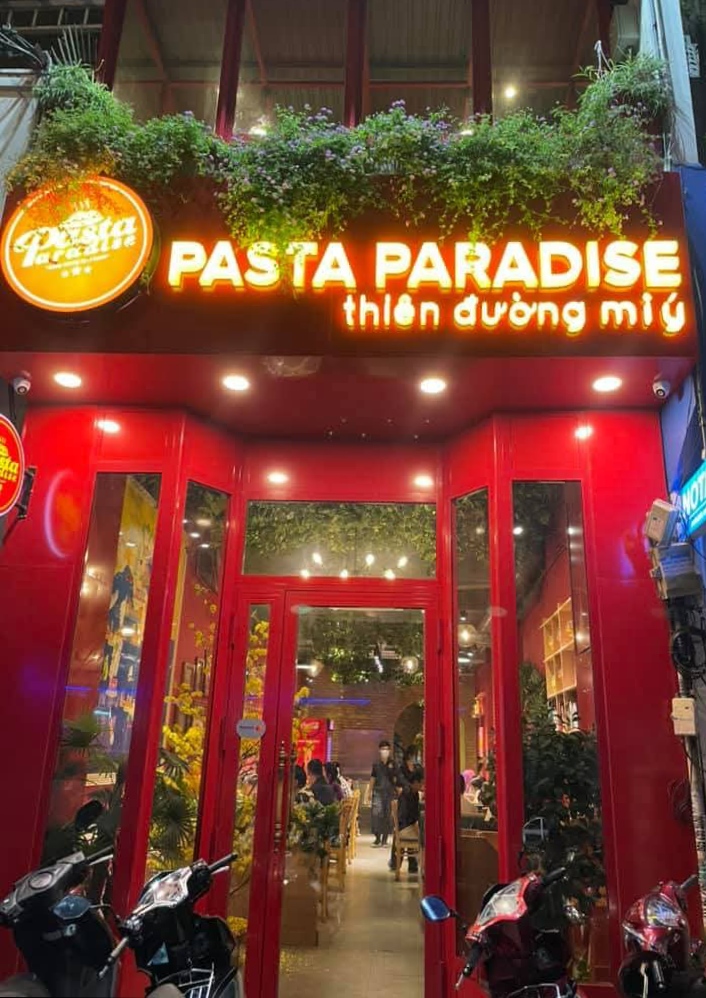 Mặt tiền đỏ của quán