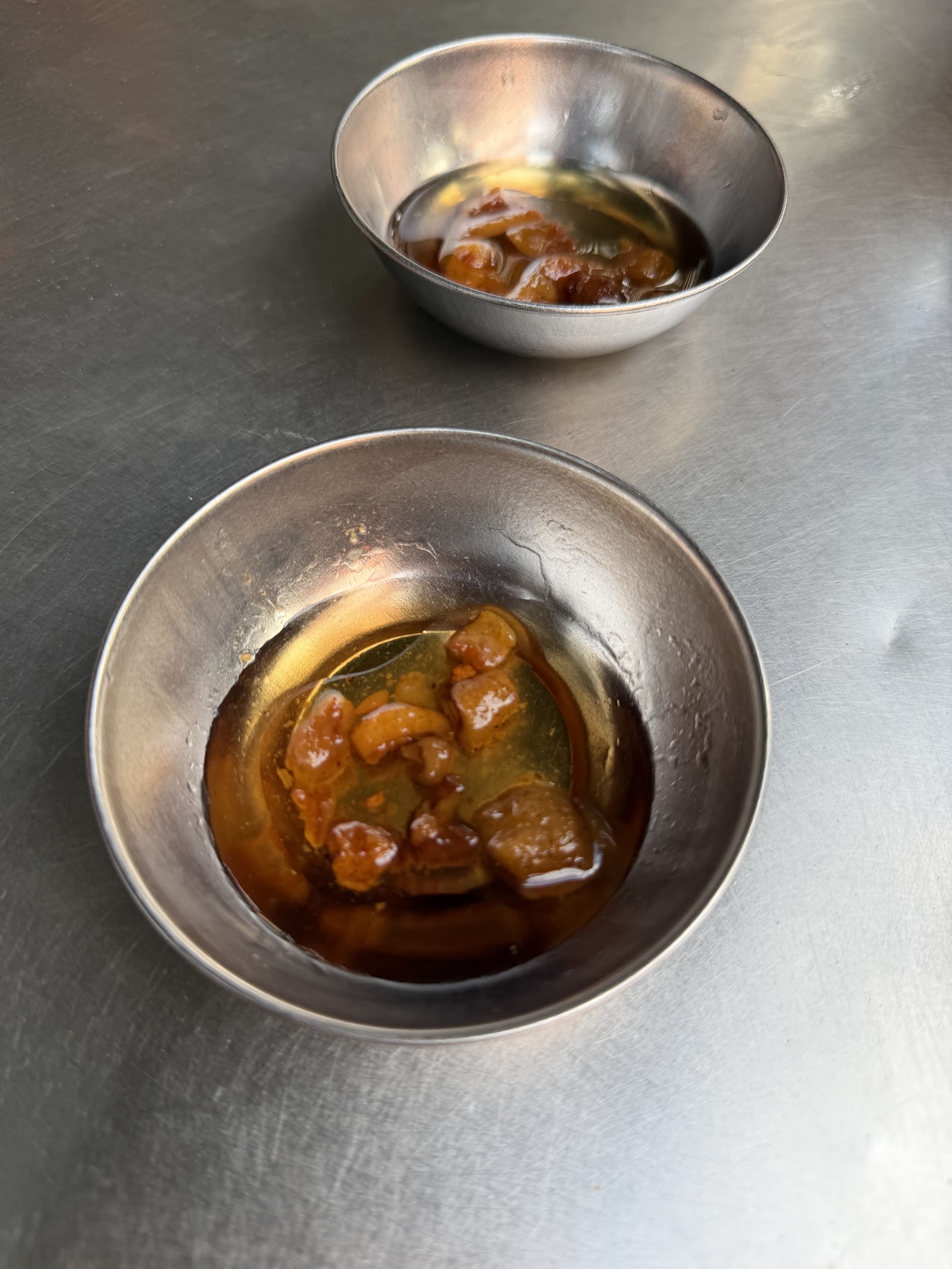 생선 국수가 놓인 아침 식탁
