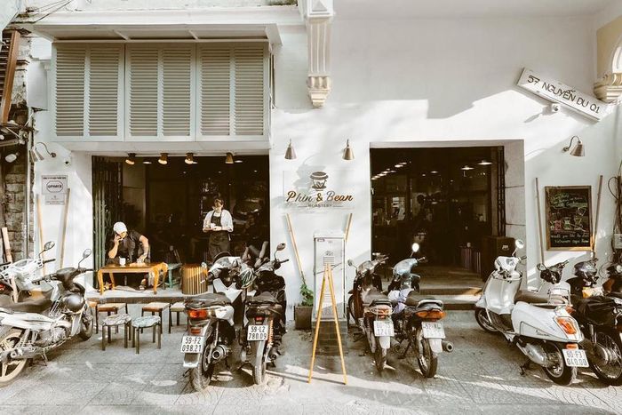 "Phin & Bean Roastery" sign at the Nguyễn Du branch