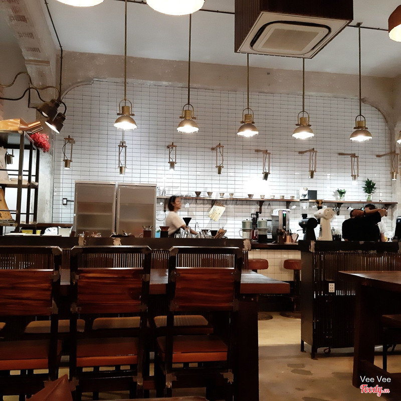 Quầy bar tường gạch trắng