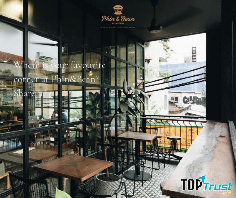 Góc ban công kính của Phin & Bean
