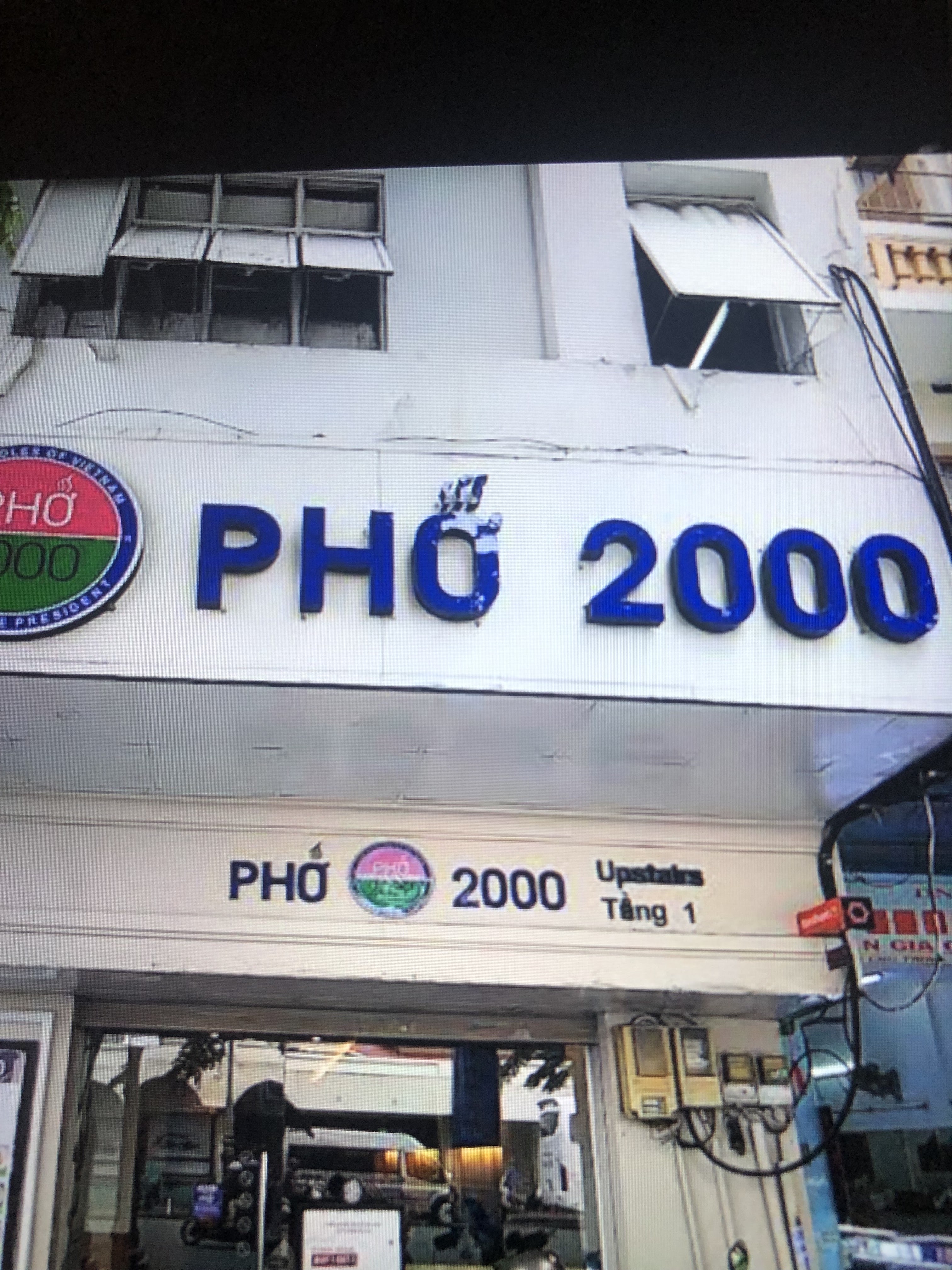 Mặt tiền Phở 2000 với chữ nổi xanh