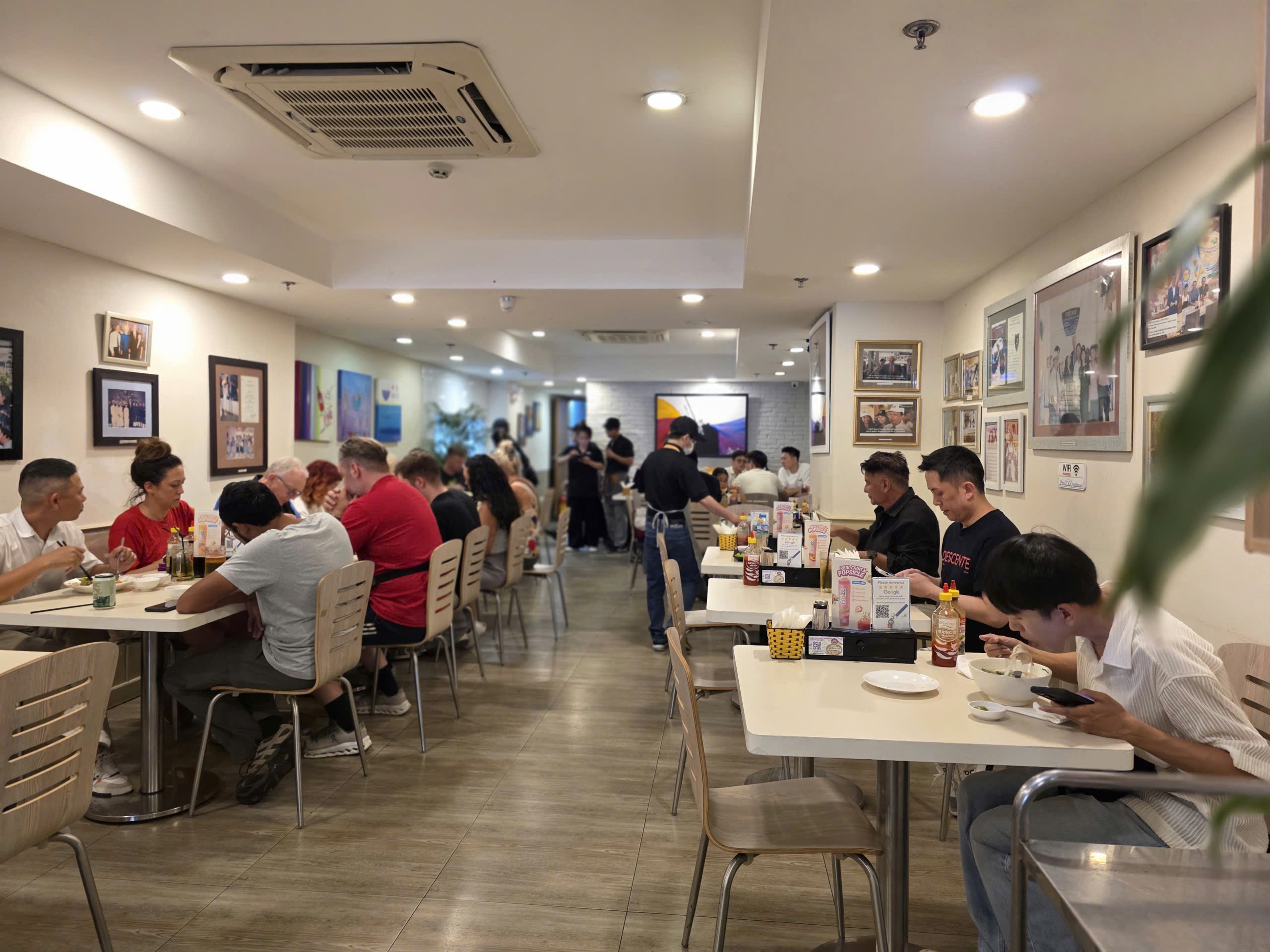 Phòng ăn Phở 2000 giờ cao điểm