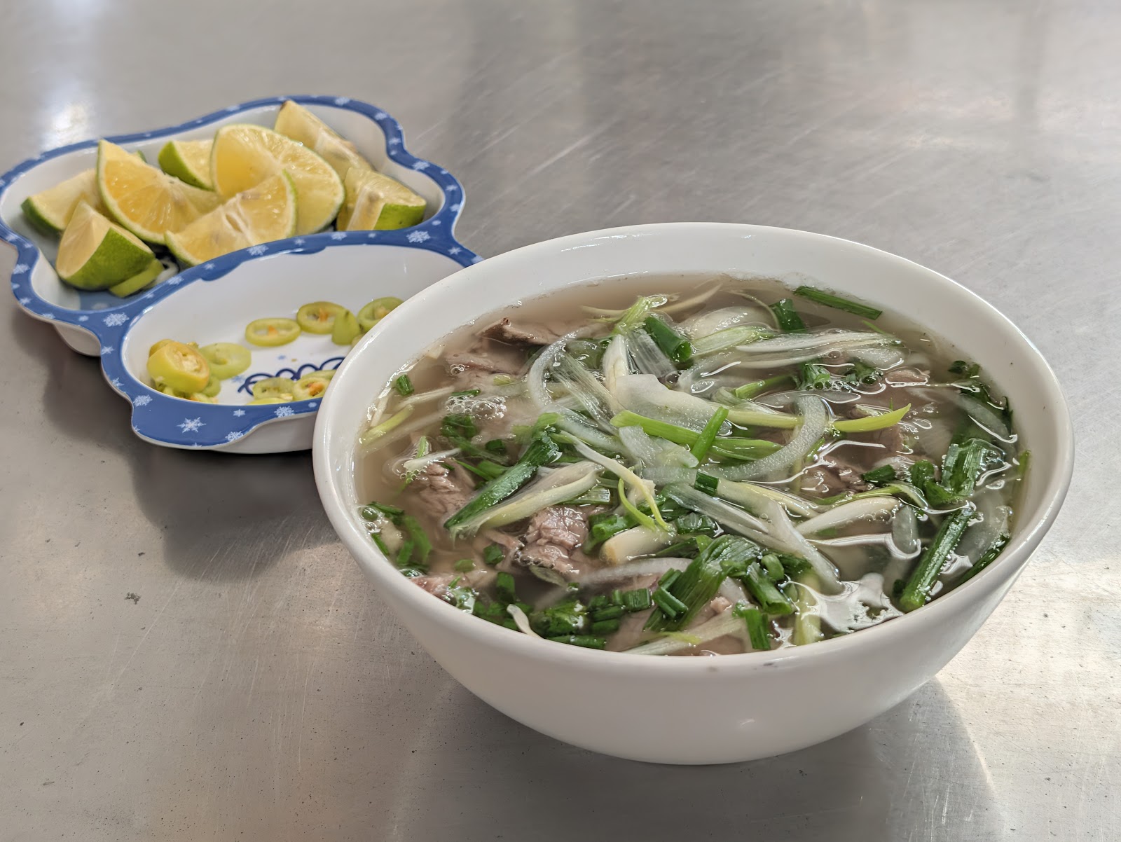 Tô phở tái tại Phở Bò Phú Gia