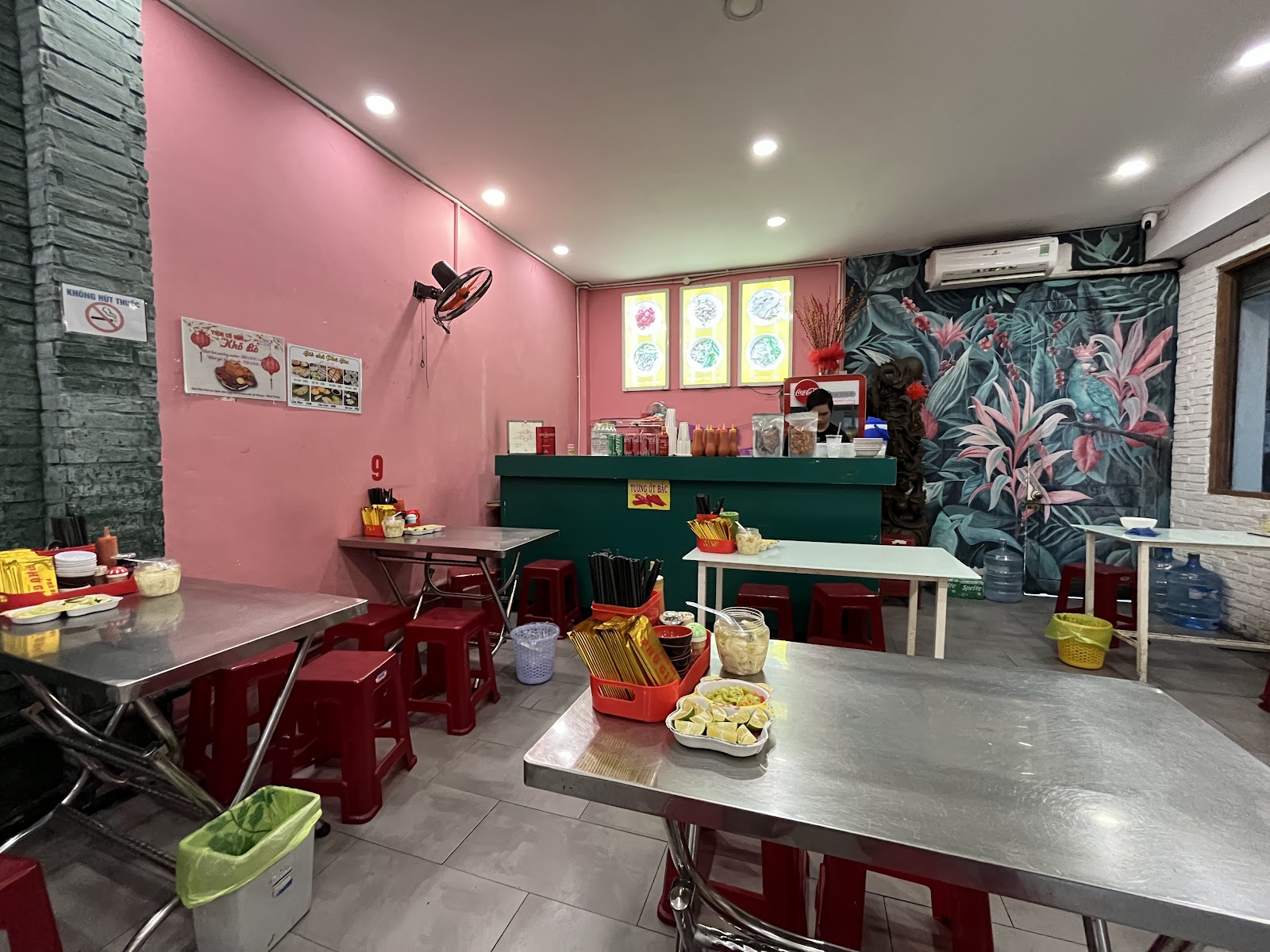 Thực khách buổi sáng tại quán