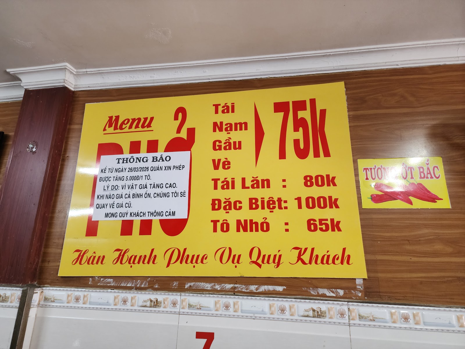 Quán buổi tối, biển hiệu sáng đèn