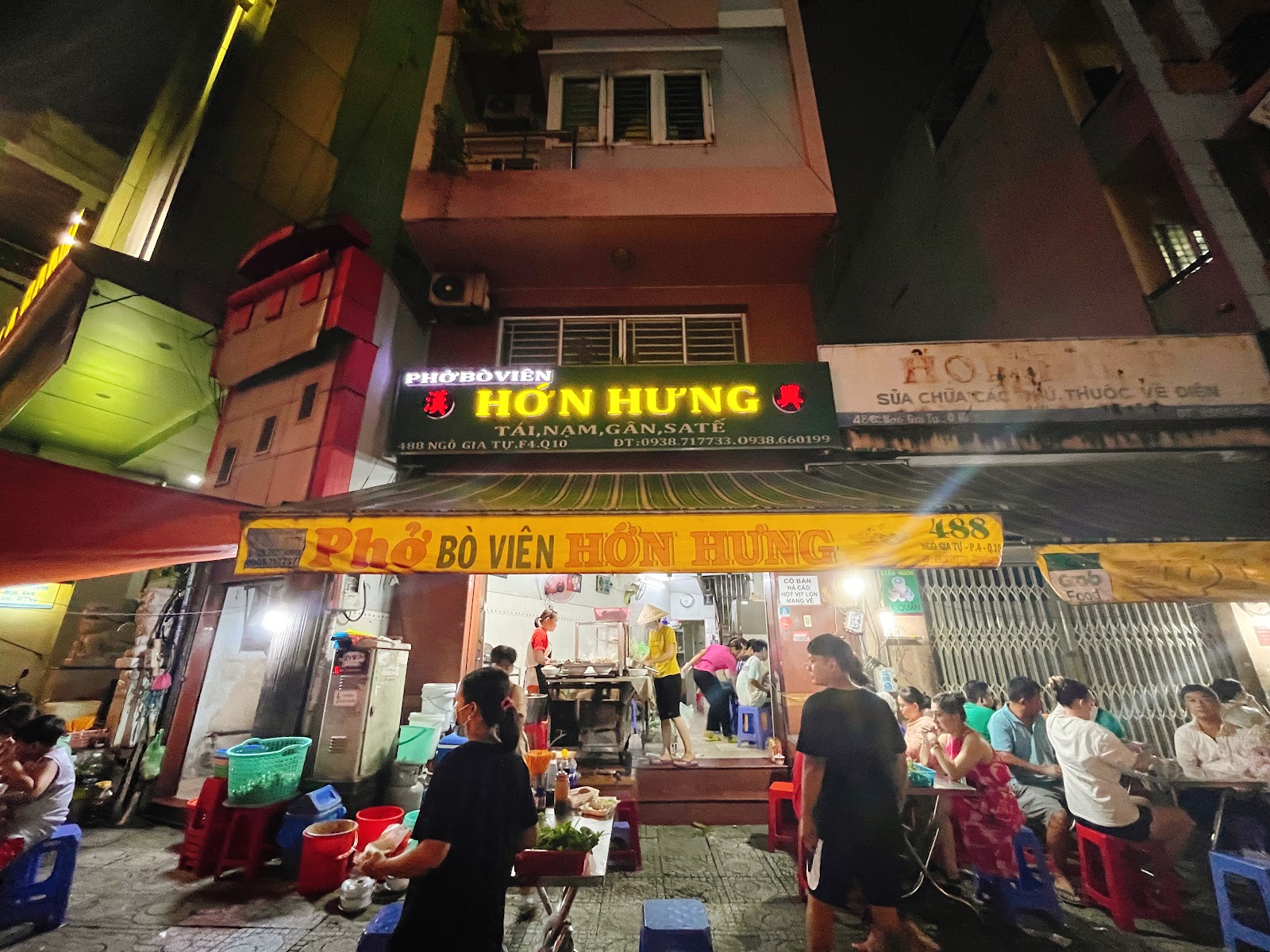 Mặt tiền quán buổi tối