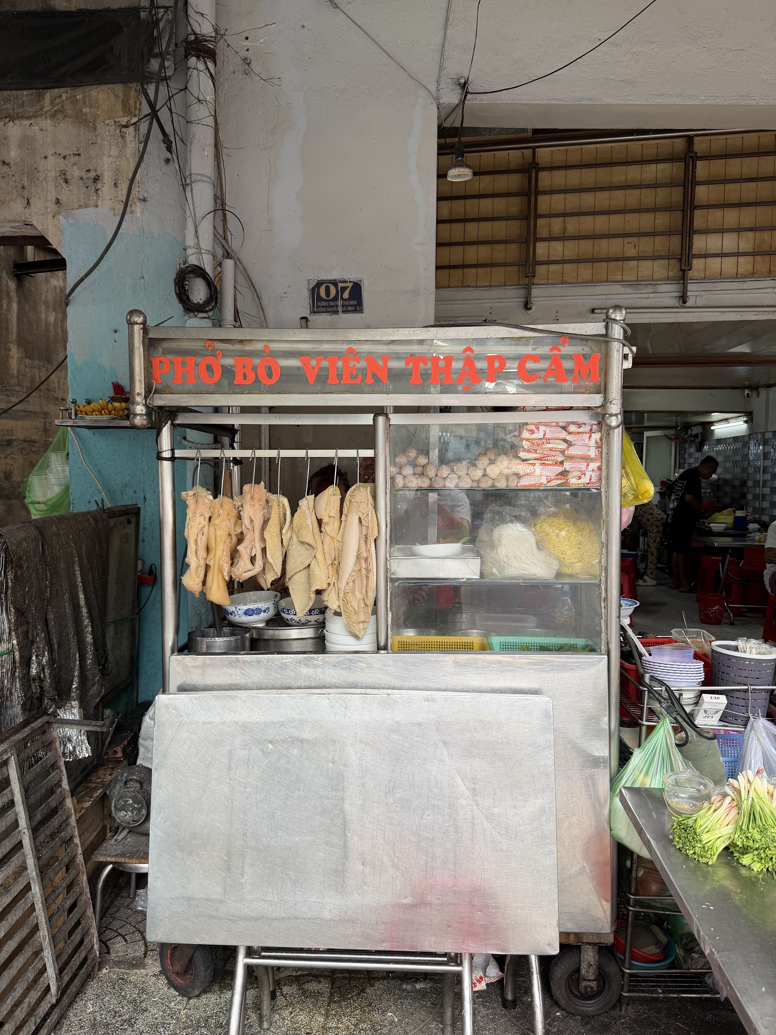 Xe phở đầy đủ trên vỉa hè trước số nhà 07