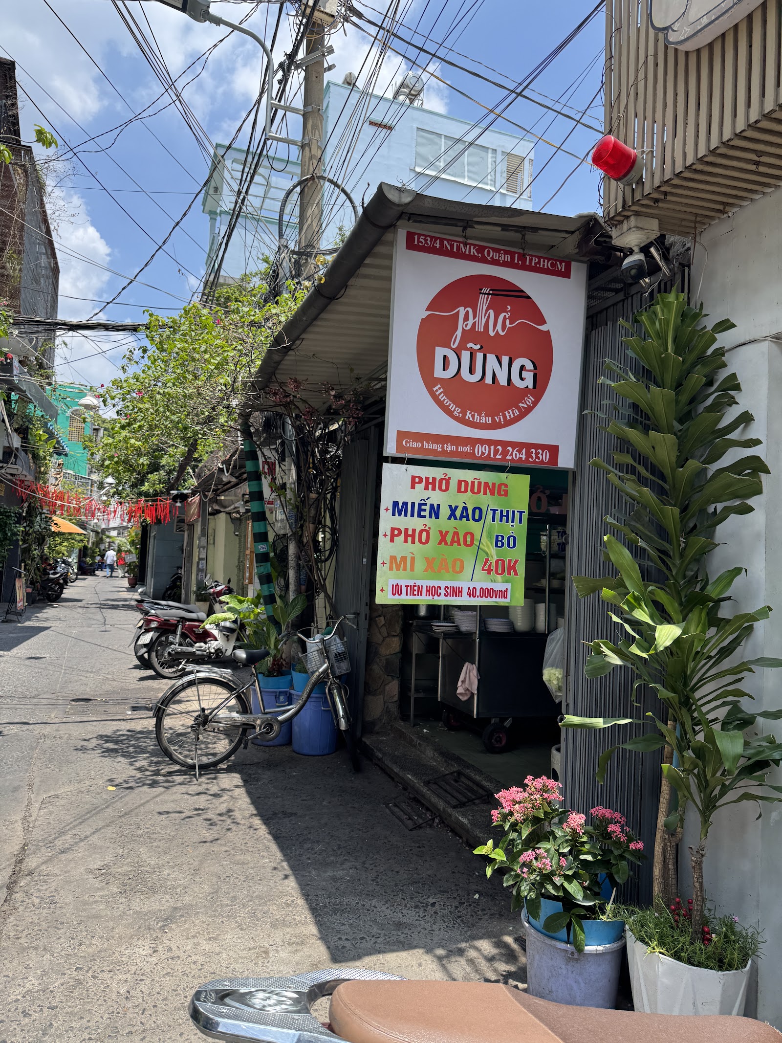 Pho Dung alley exterior in hem 153/4 NTMK (pending the venue photo pass)