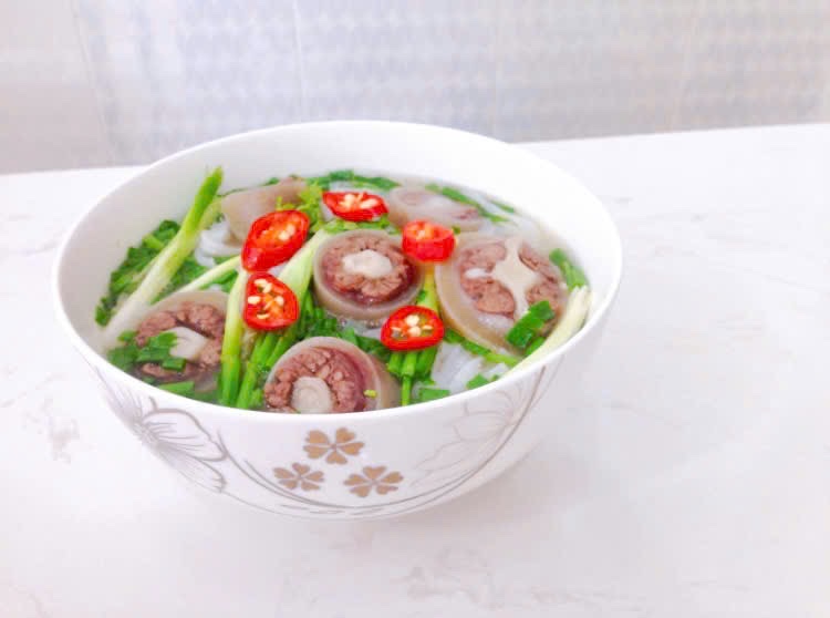 Hai tô phở với đĩa quẩy