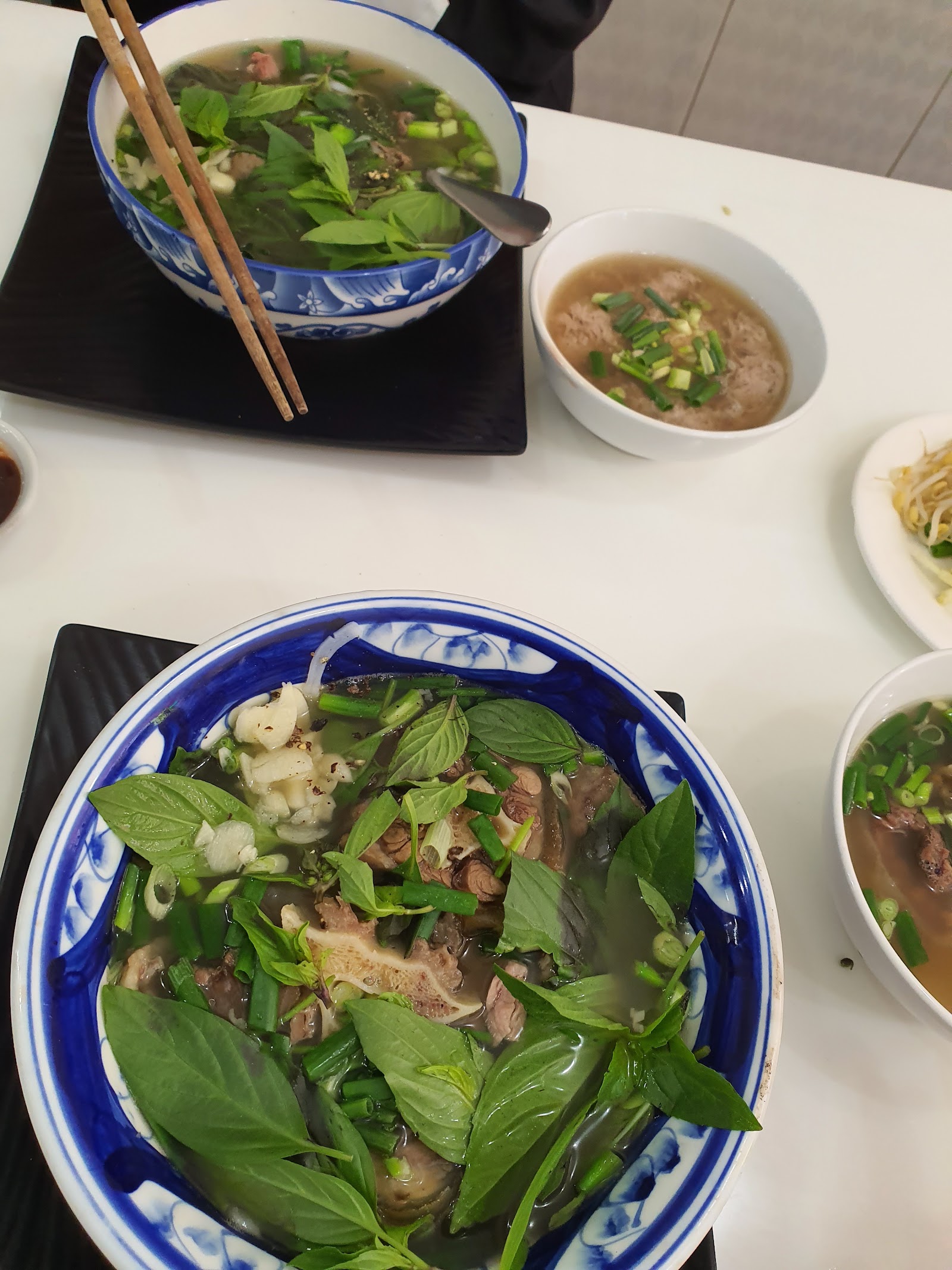 Tô phở tái với đũa và ớt