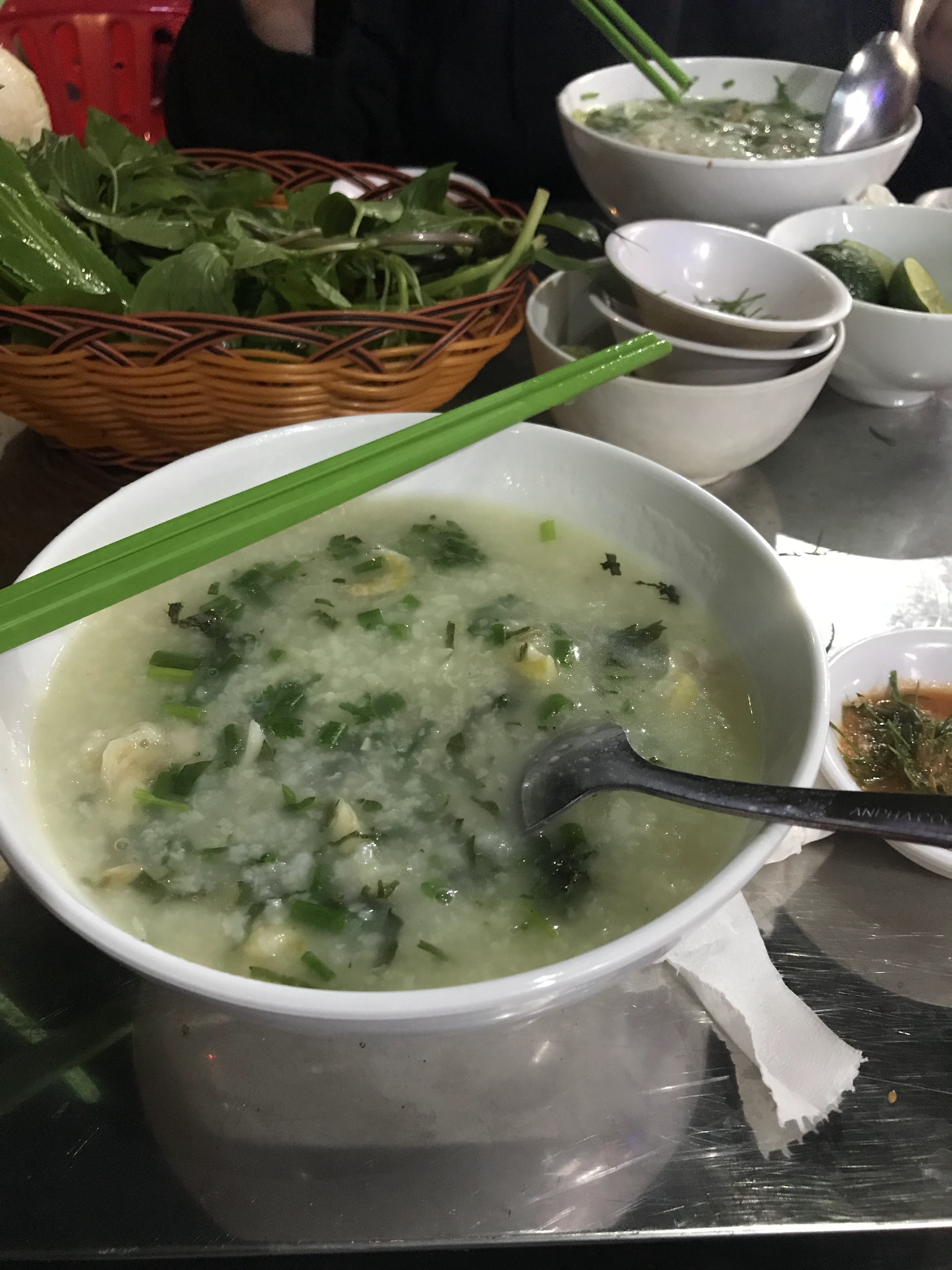 Cận cảnh tô phở gà nước dùng trong