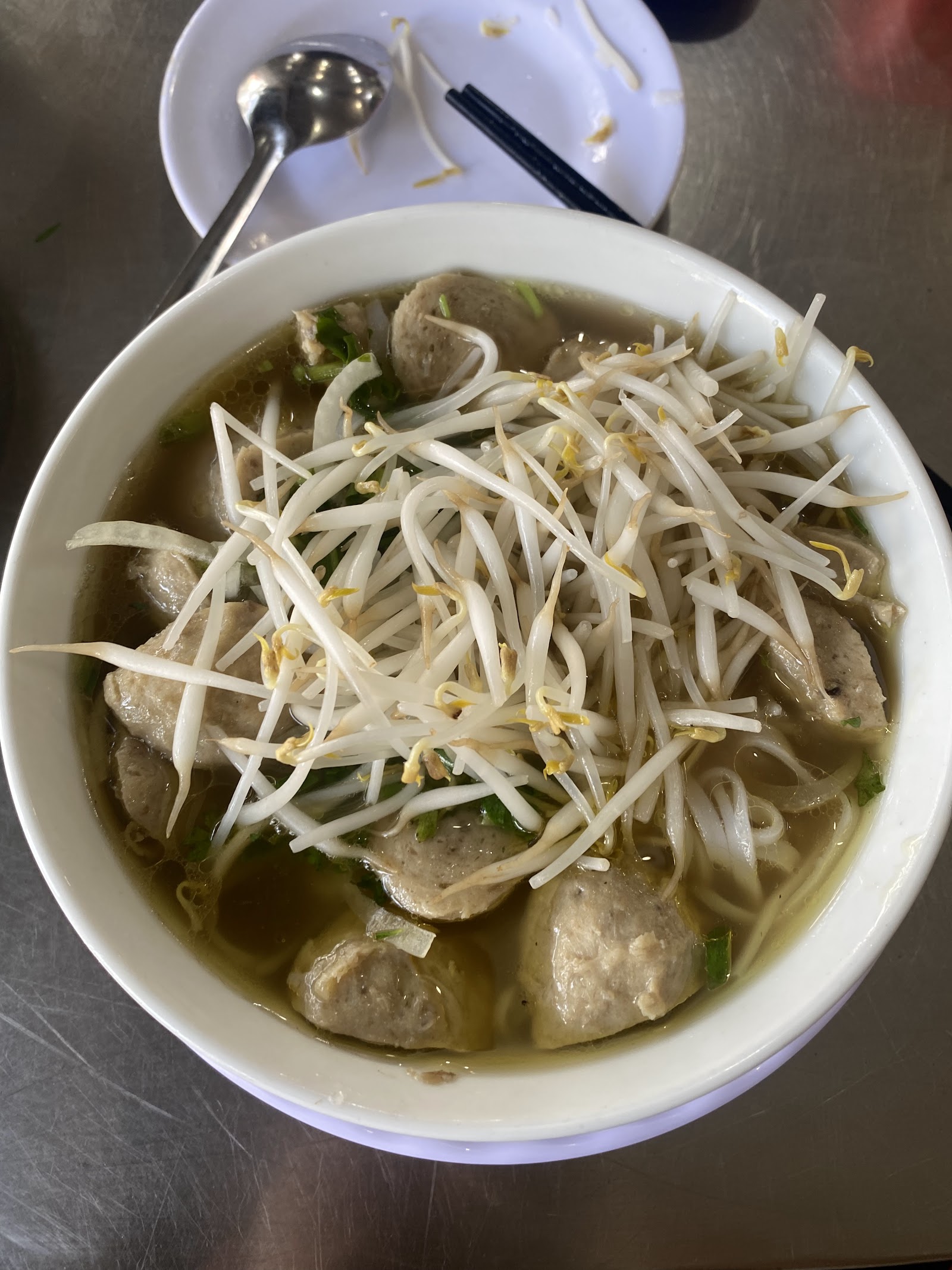 Tô phở bò nạm đầy hành lá với chén nước chấm