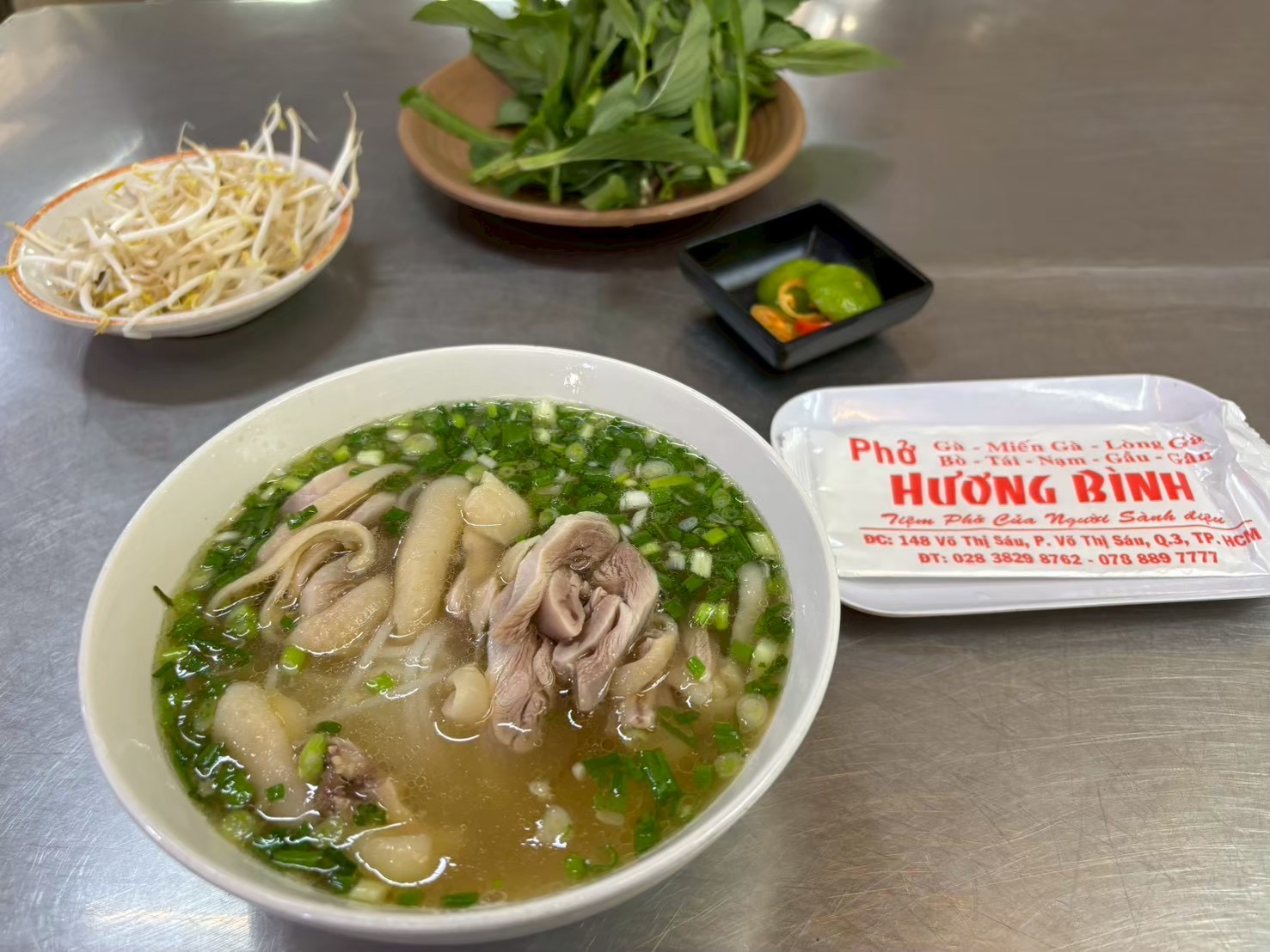 Tô phở gà Hương Bình — nước dùng trong, thịt gà chắc