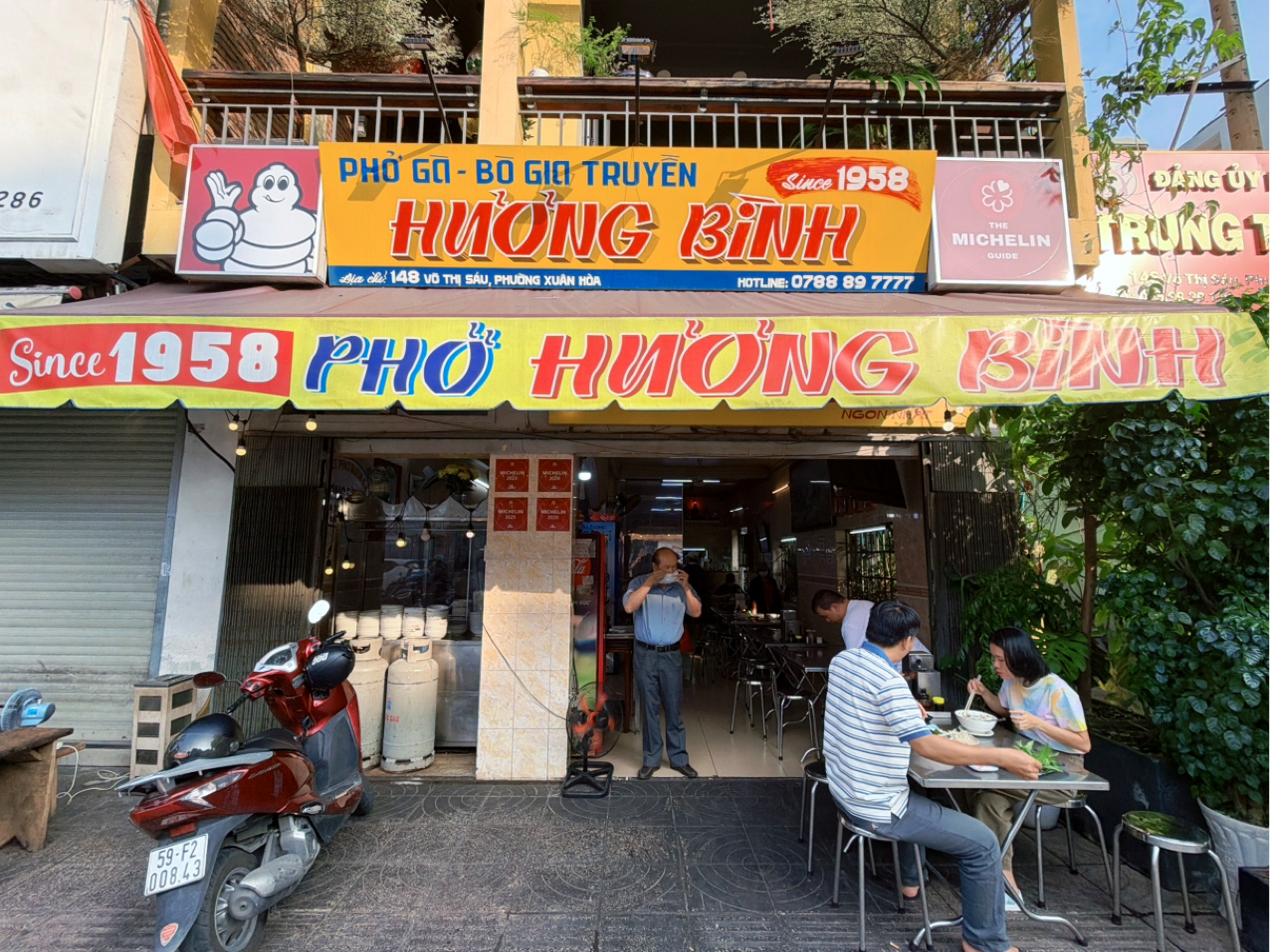Mặt tiền Phở Hương Bình — bảng hiệu vàng chữ đỏ