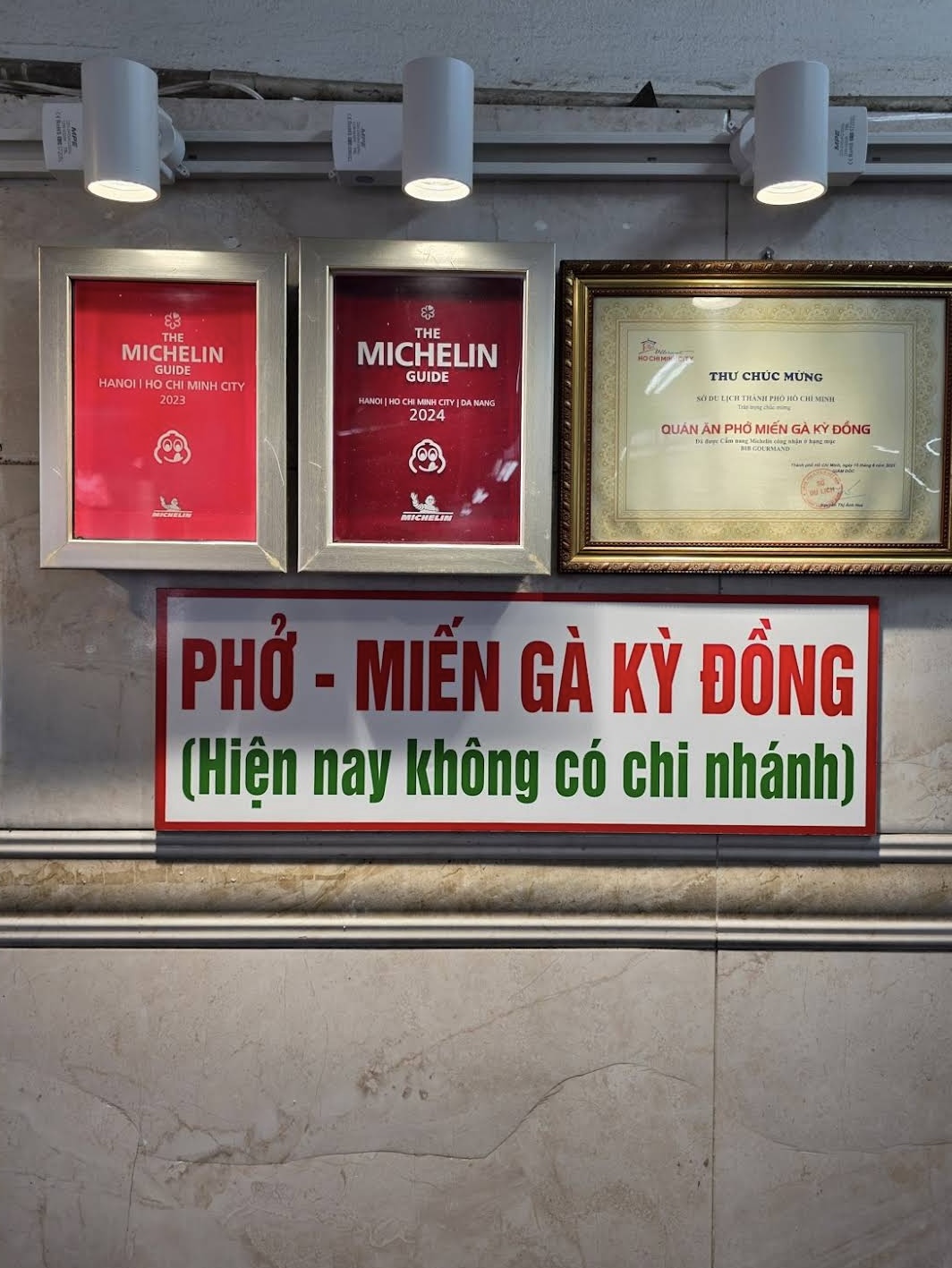 Tô miến gà và gói giấy "MIẾN GÀ" tại quán