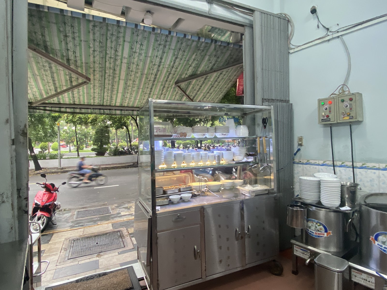 Quầy bếp Phở Thái Sơn giờ mở cửa