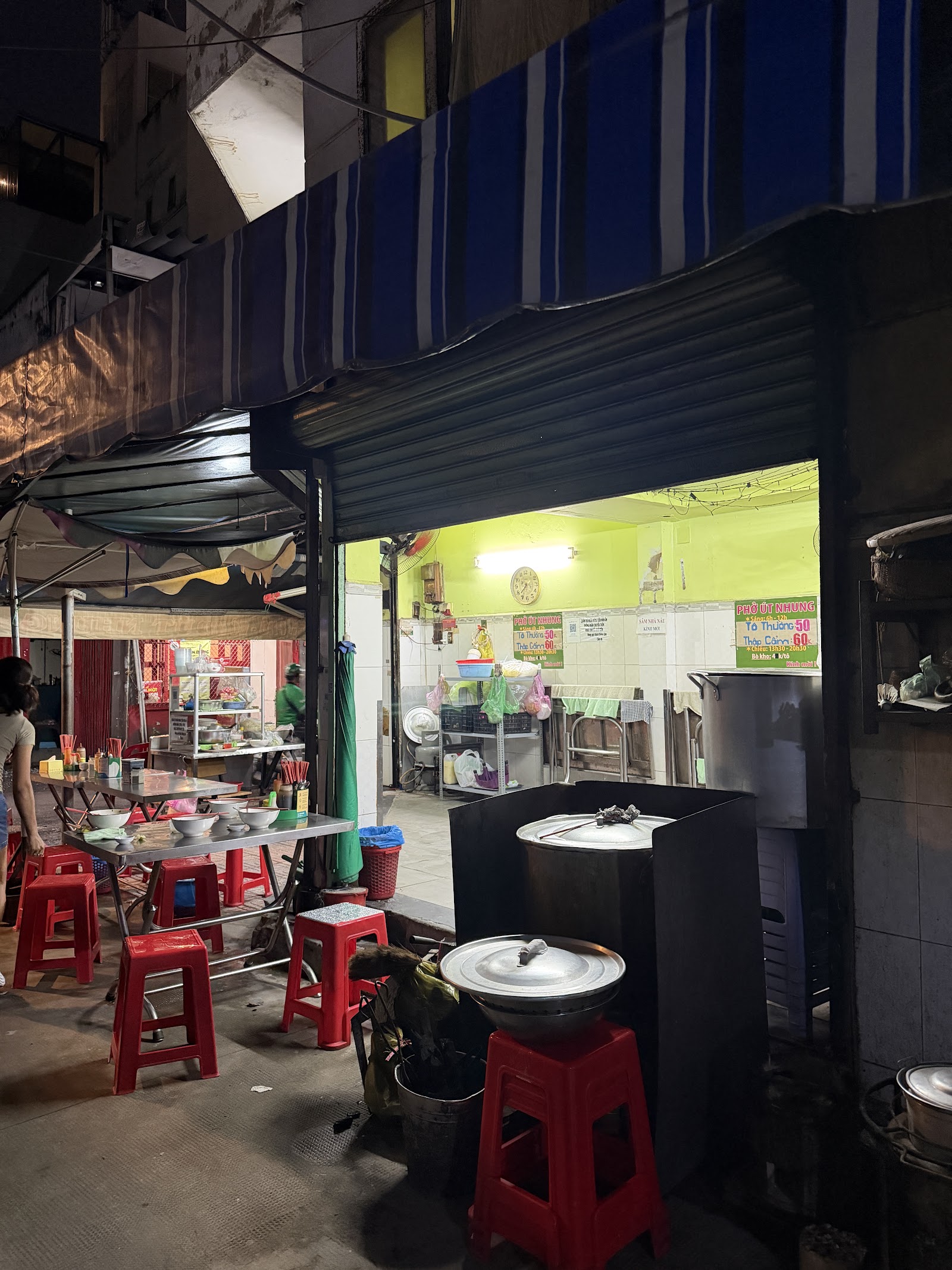 The mouth of alley 109 Nguyen Thien Thuat — the way in to Pho Ut Nhung