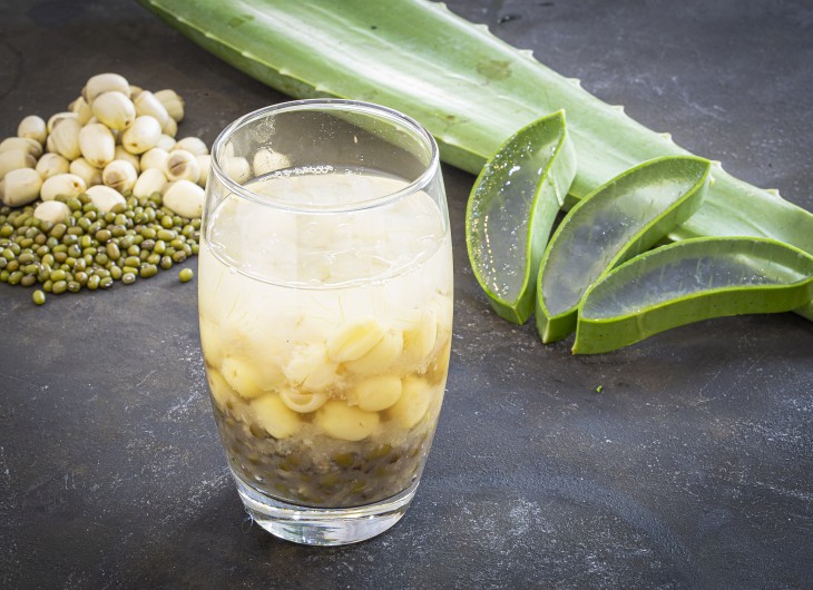 Tô phở bò Phở Việt Nam đầy đặn với quẩy, giá và rau thơm