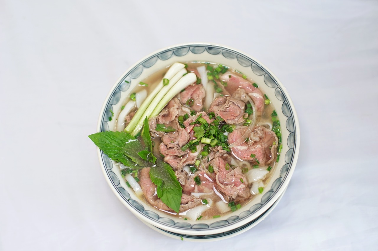 A rare-beef phở from above