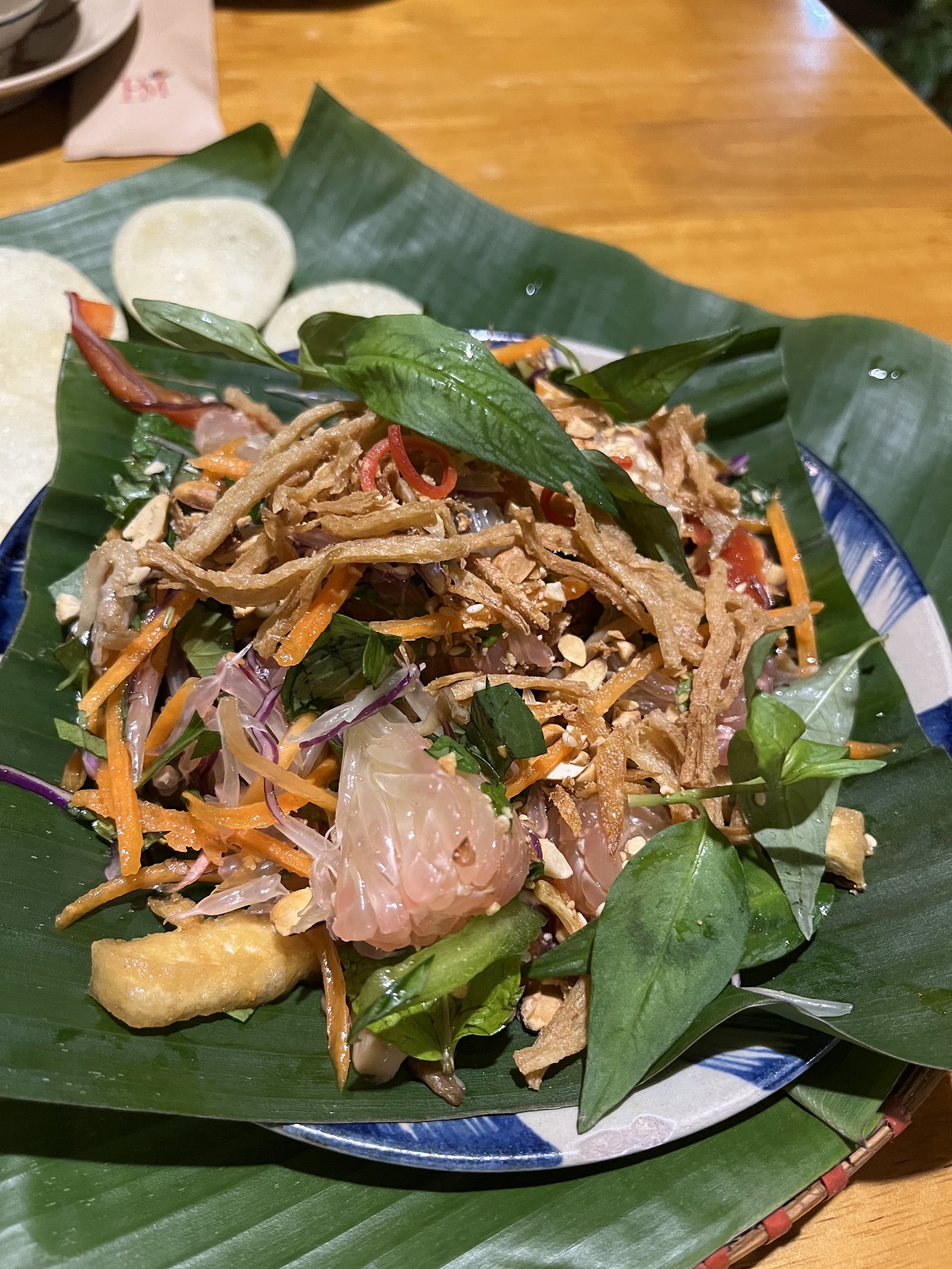 Gỏi bưởi trộn trên lá chuối
