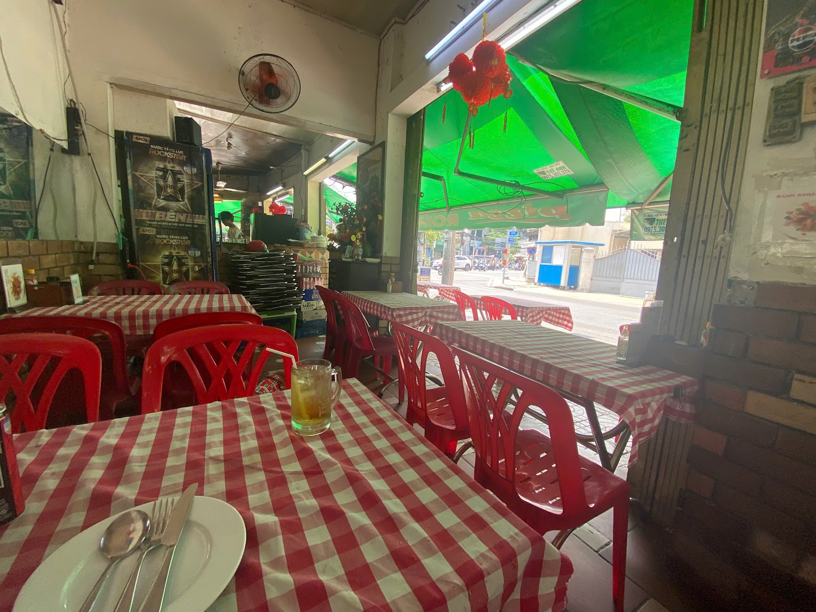 Phòng ăn Pizza ROMA với ghế nhựa đỏ và khăn caro