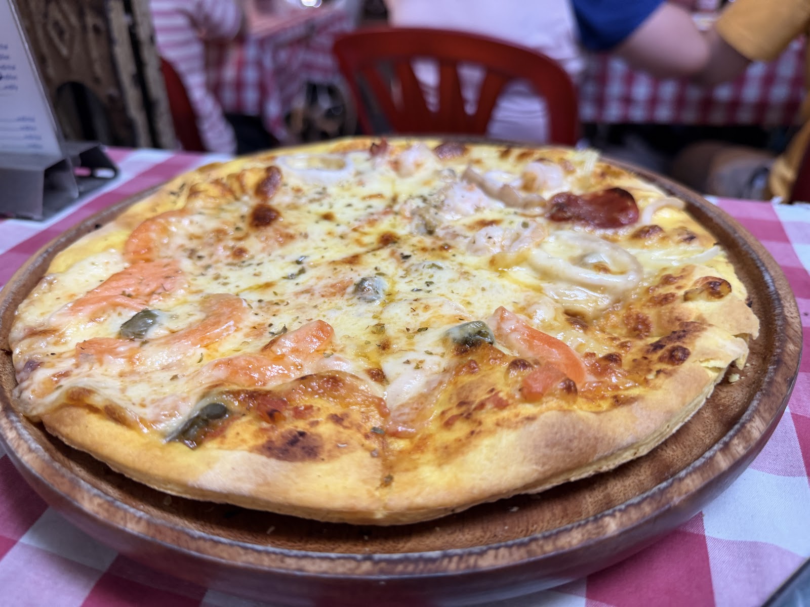 Pizza hải sản trên đĩa gỗ