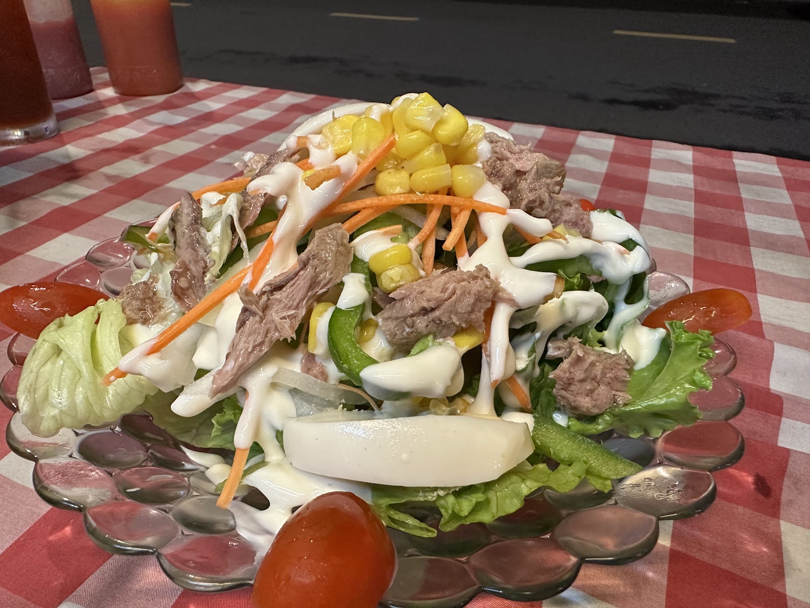 Salad cá ngừ với ngô, cà rốt và trứng