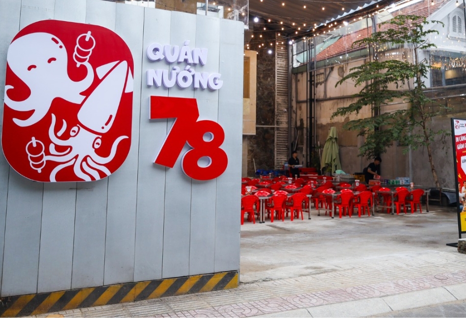Tường logo đỏ Quán Nướng 78 — bạch tuộc, mực, xiên nướng vẽ trắng