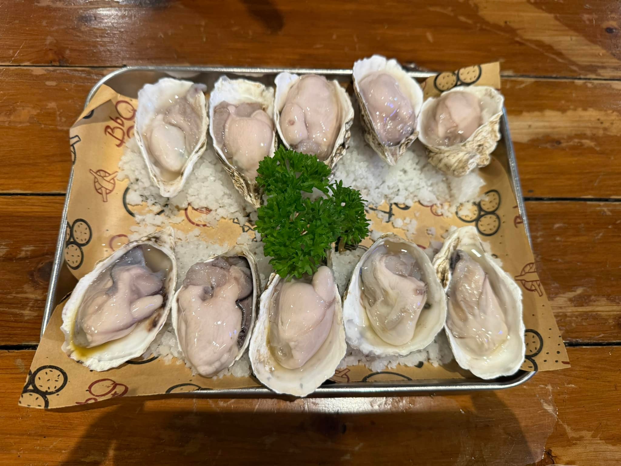 Fresh oysters on ice