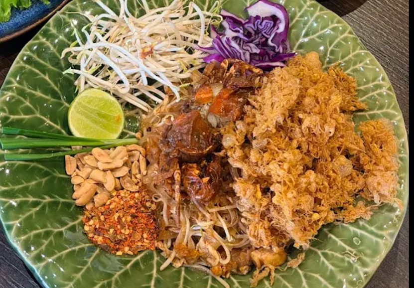 Pad Thai trên đĩa hình lá
