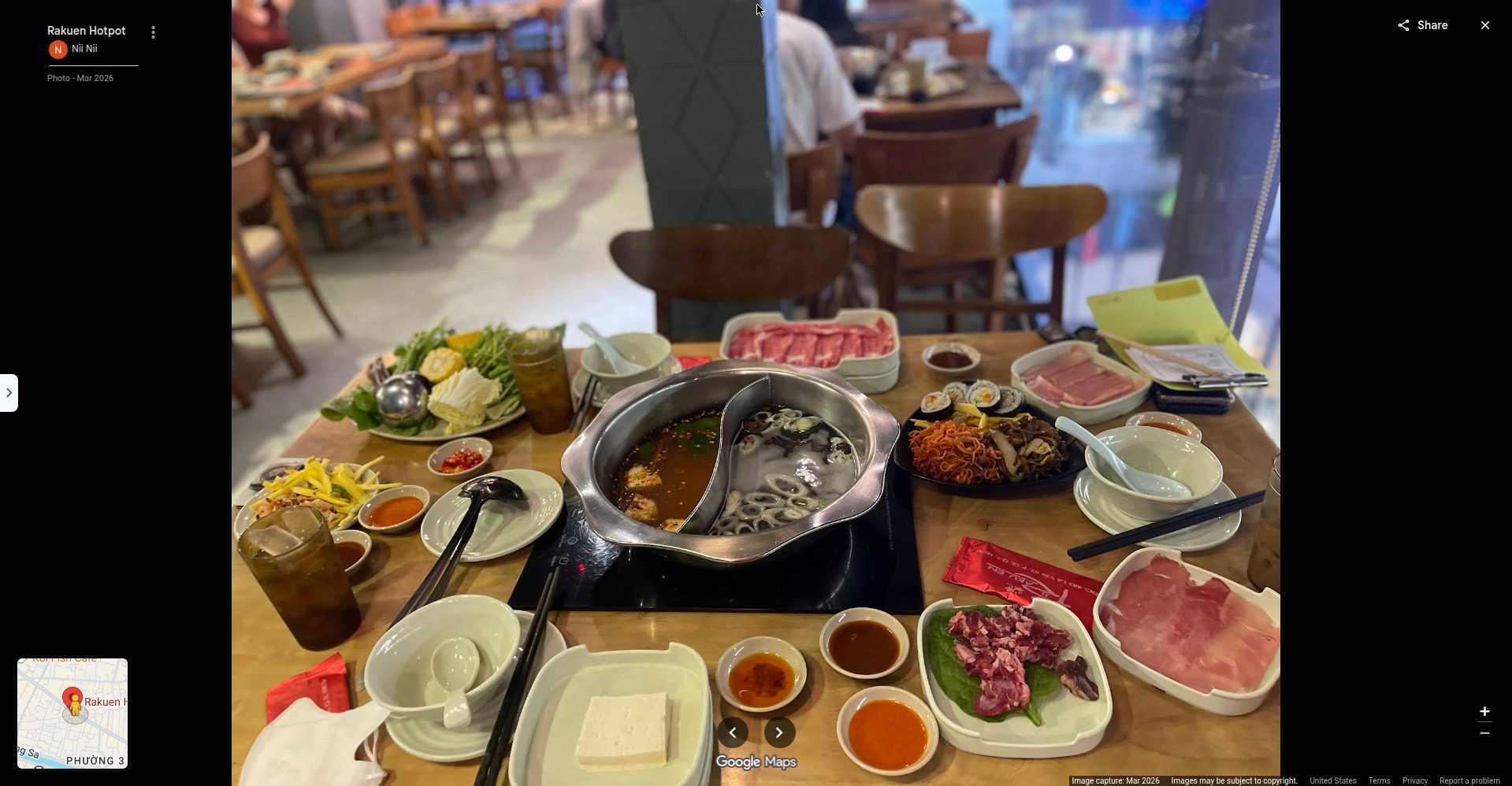 Nồi lẩu giữa bàn tại Rakuen Hotpot