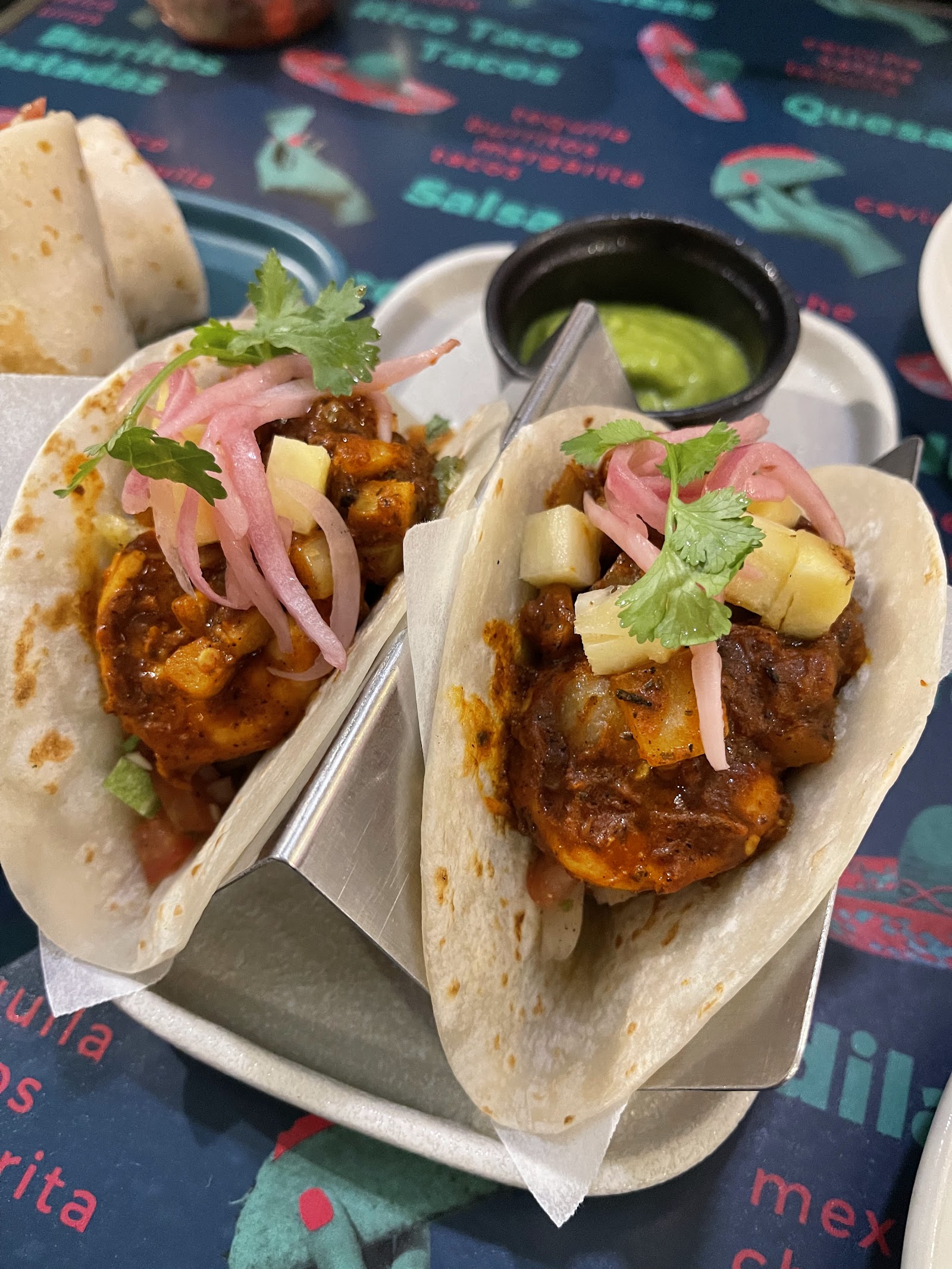Tacos với hành, ngò và hành tím ngâm