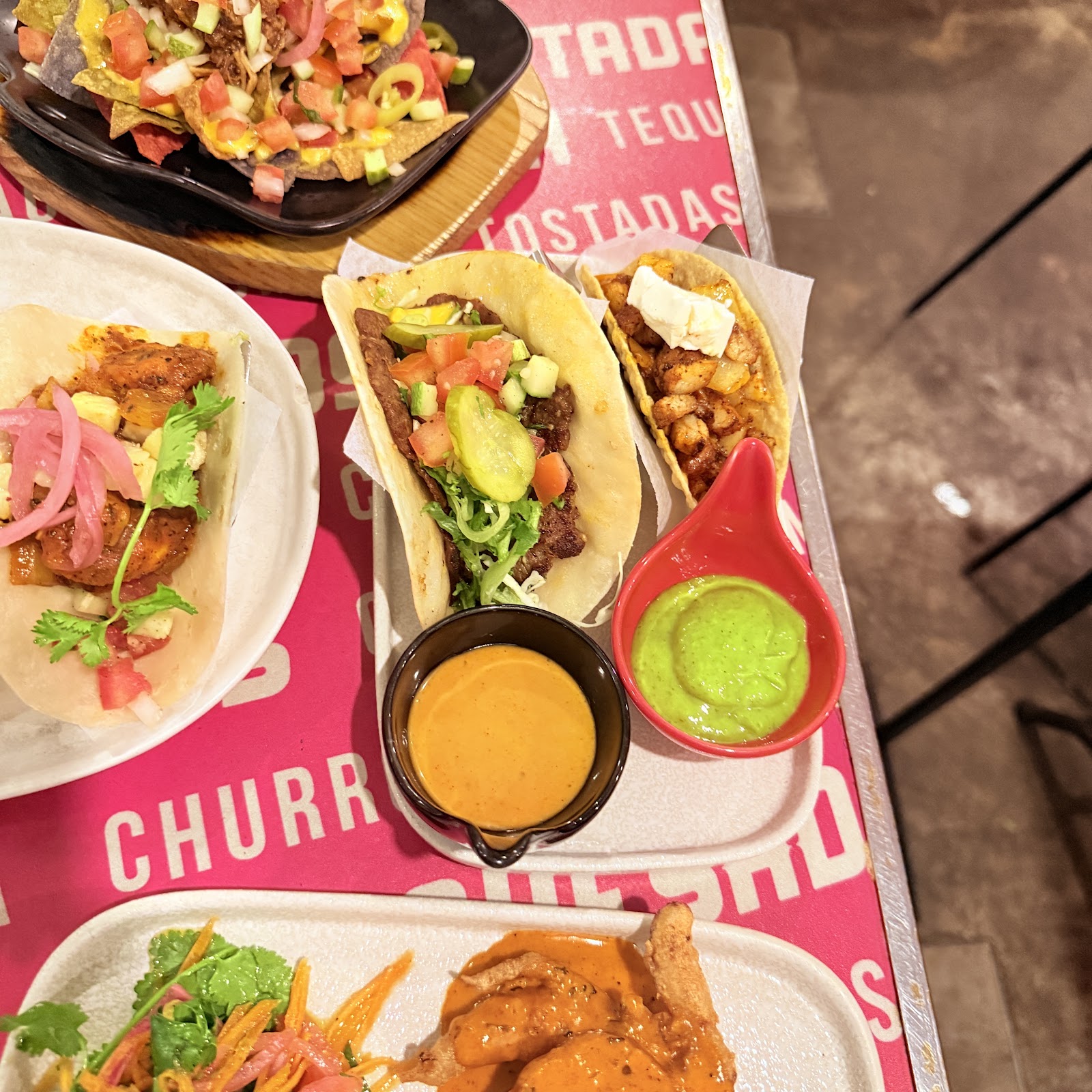 Tacos kèm các chén salsa xanh và chipotle