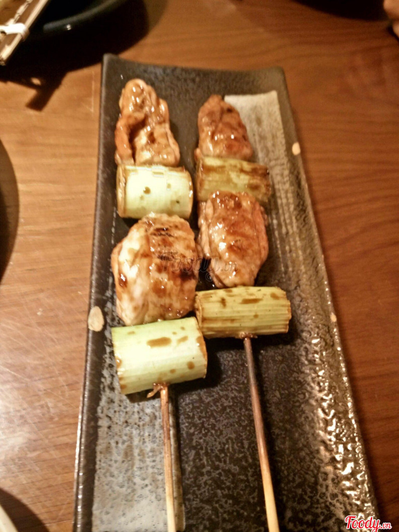 Xiên gà và hành baro nướng trên than tại Robata AN