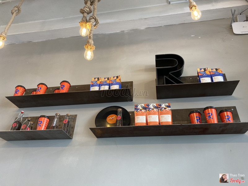 오렌지 R 컵 선반 클로즈업