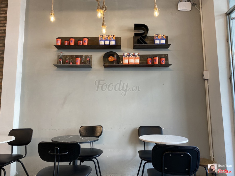 Tường kệ với ly cam R