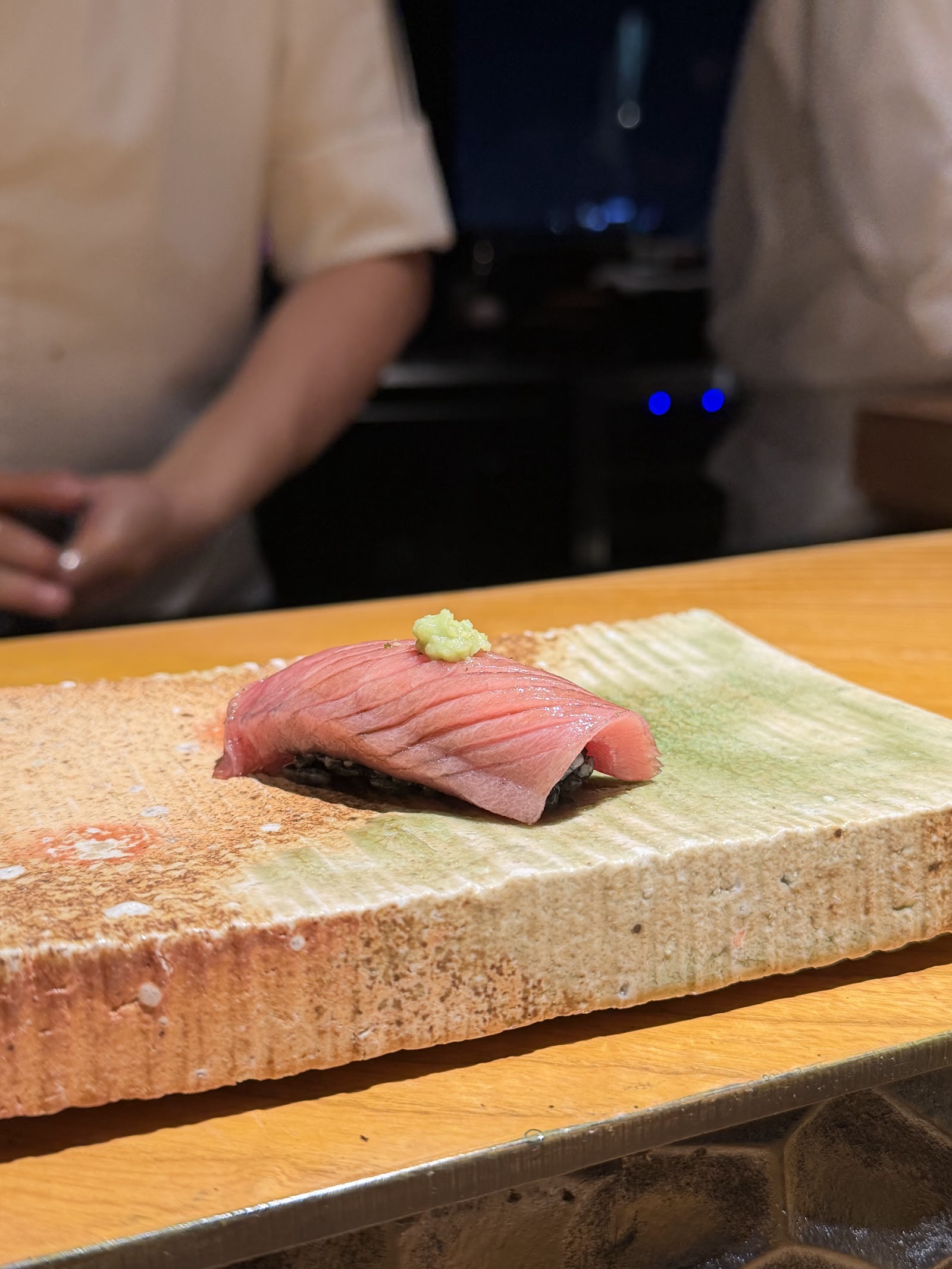 Đầu bếp phục vụ chutoro qua quầy