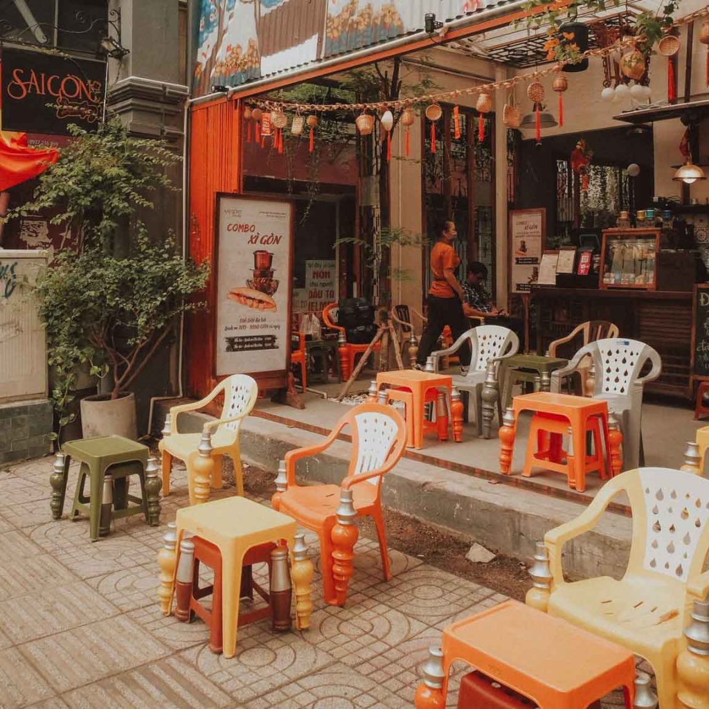 Hàng ghế nhựa đủ màu trên vỉa hè