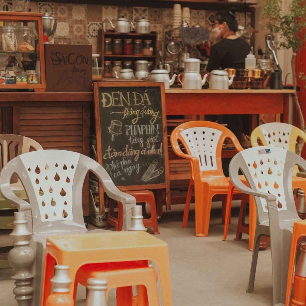 Bảng đen chữ phấn viết tay của quán
