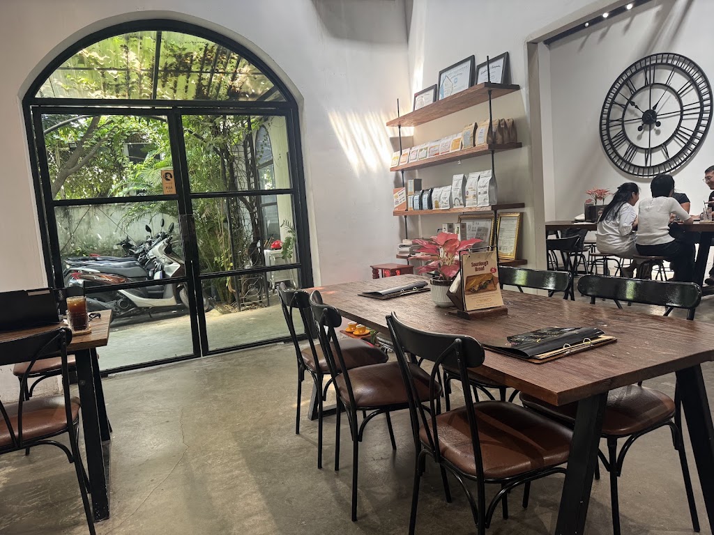 Kệ túi cà phê và đồng hồ treo tường