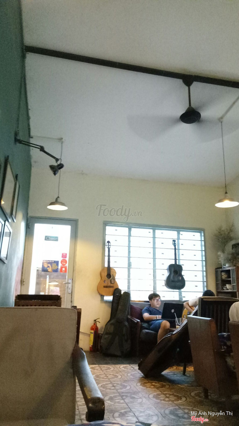 Guitar treo tường, sàn gạch bông cổ