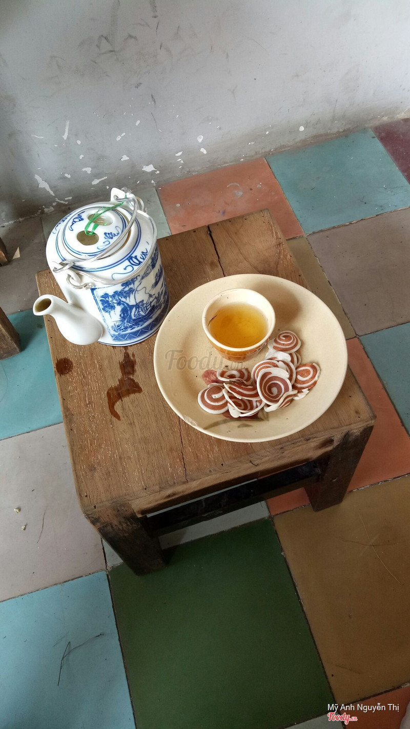 나무 의자 위 차 주전자, 찻잔, 피그이어 비스킷