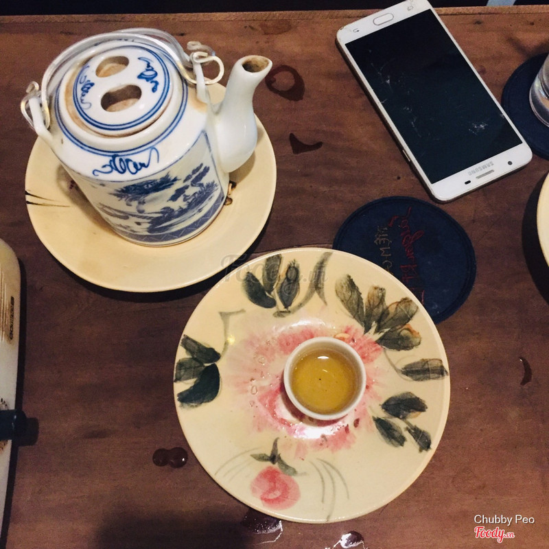 위에서 본 차 주전자와 찻잔