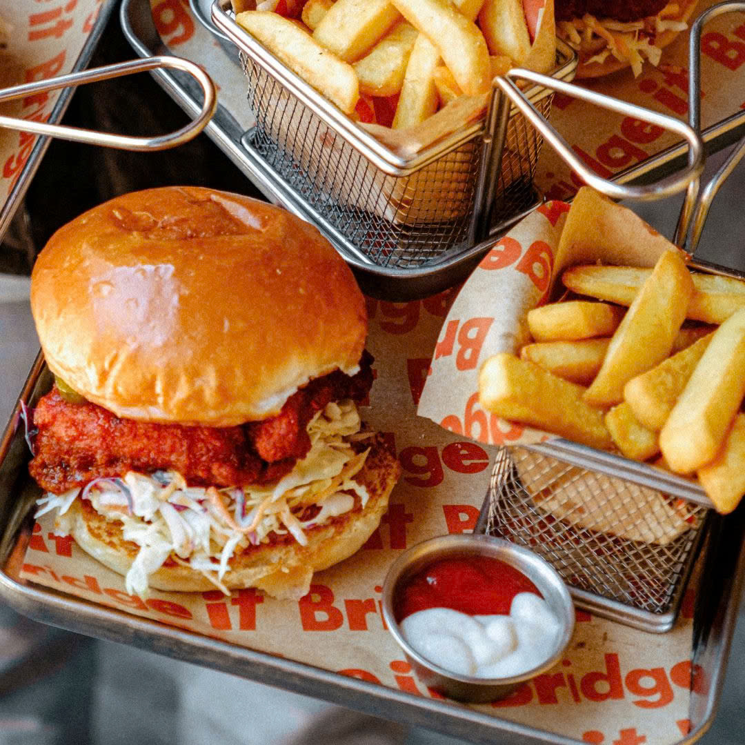 Burger gà giòn với khoai chiên — món nổi tiếng của quán