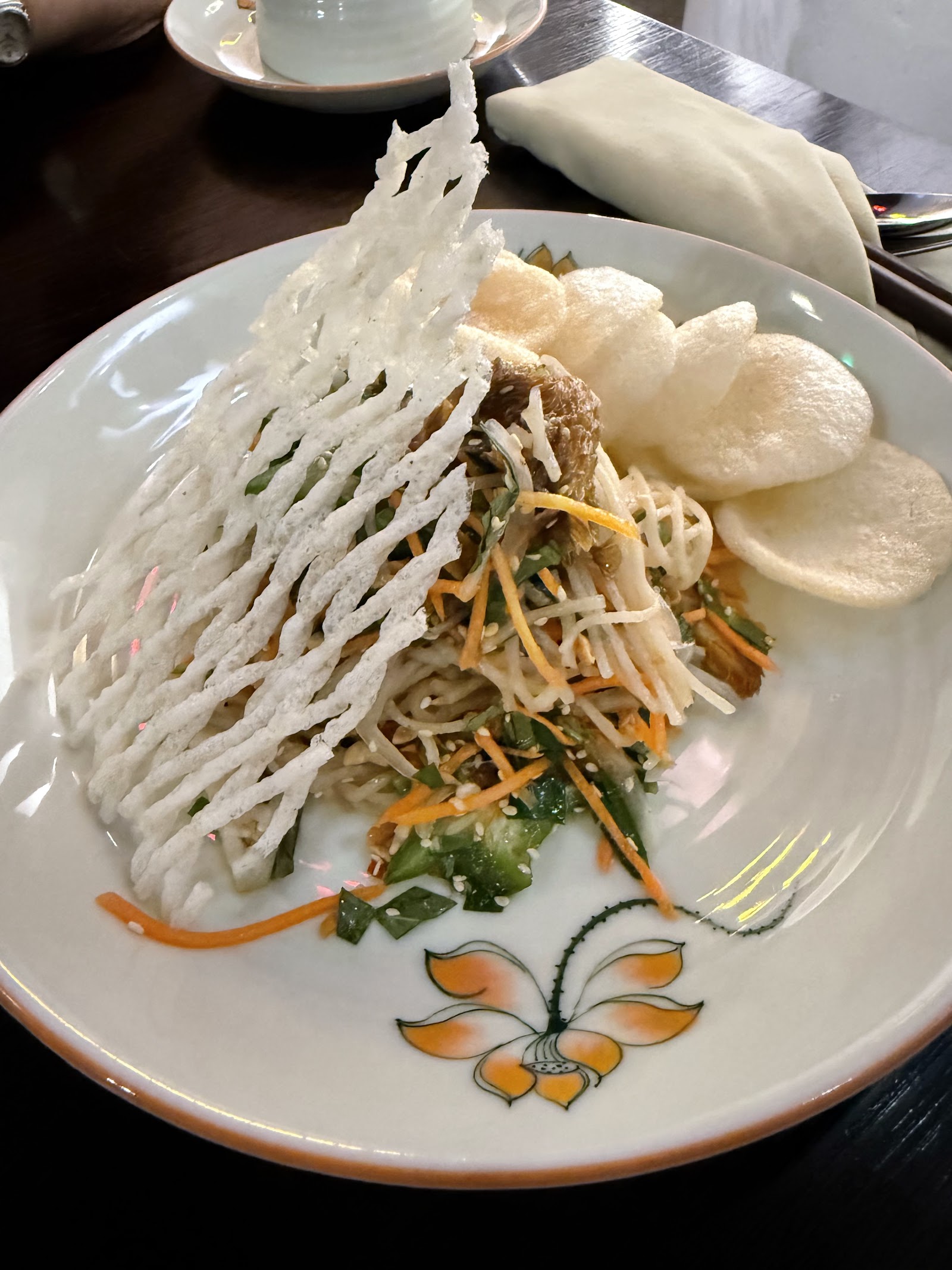 Gỏi củ sắn đặt trong tổ bánh đa chiên giòn